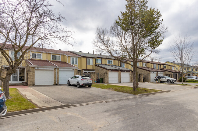 34 Newdawn Cres in Toronto, ON - Building Photo - Primary Photo