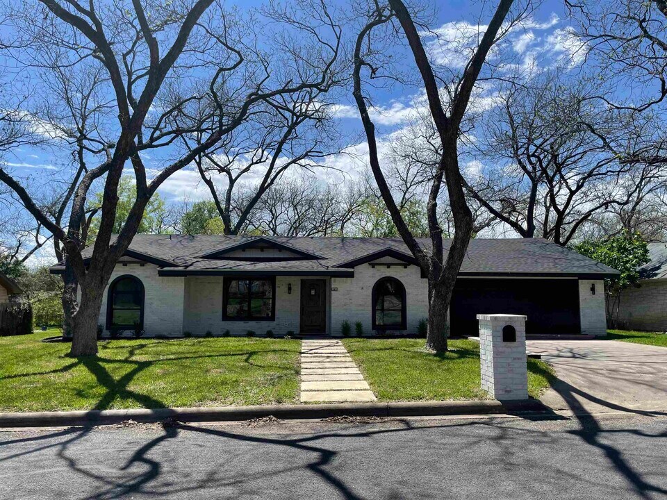 303 Mahan St in Meadowlakes, TX - Building Photo
