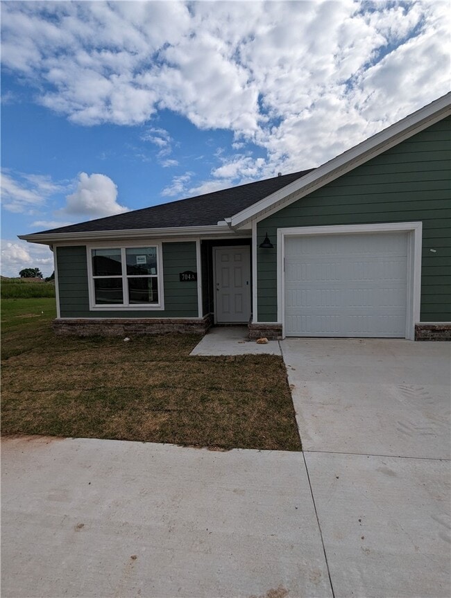 704 W Loren Dr in Siloam Springs, AR - Building Photo - Building Photo