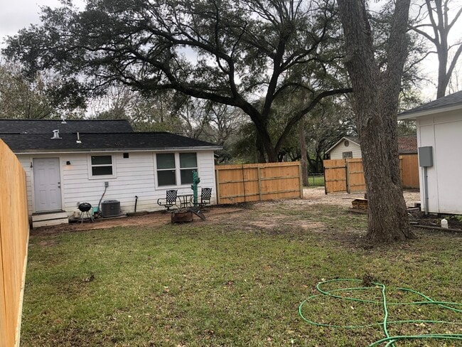 208 E Magnolia St, Unit Suite A plus full studio in Friendswood, TX - Building Photo - Building Photo