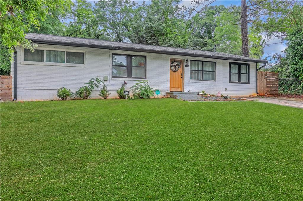 3436 Pinehill Dr in Decatur, GA - Foto de edificio