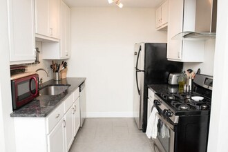 2023 Edgecliff Point in Cincinnati, OH - Building Photo - Building Photo