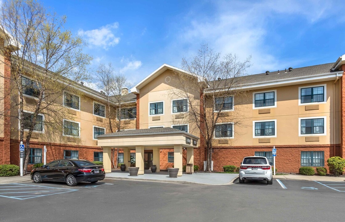Furnished Studio-Long Island - Melville in Melville, NY - Foto de edificio