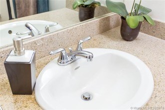 150 SE 3rd Ave-Unit -523 in Miami, FL - Building Photo - Building Photo