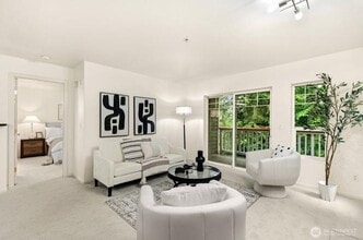 18501 SE Newport Way in Issaquah, WA - Building Photo - Building Photo