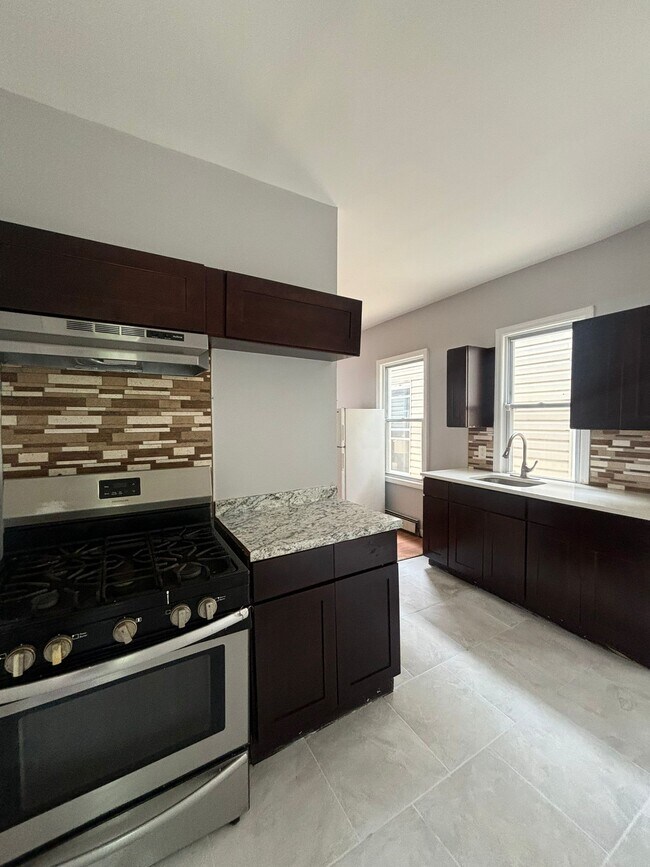 261 N 19th St, Unit 2 in East Orange, NJ - Foto de edificio - Building Photo