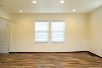 9134 SE Ankeny St, Unit B in Portland, OR - Foto de edificio - Building Photo