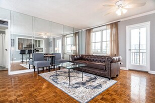 300 W Peachtree St NW in Atlanta, GA - Building Photo