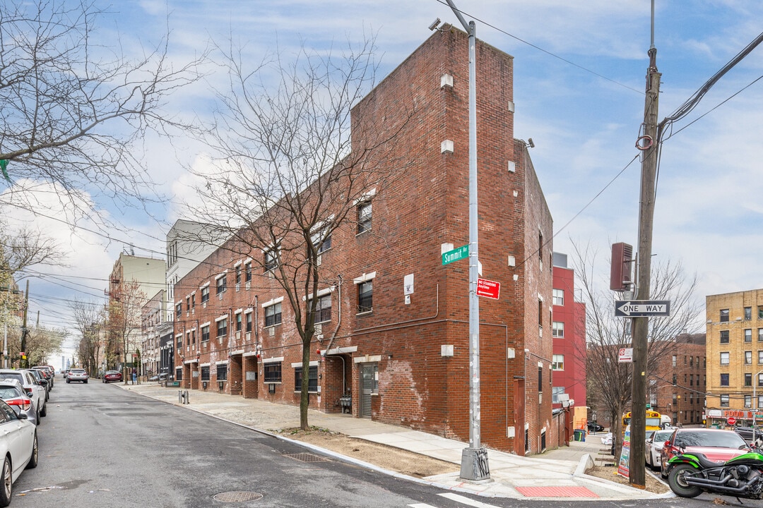 1051-1053 Summit Ave ave in Bronx, NY - Building Photo