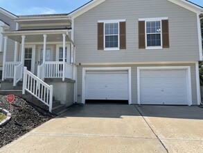 11909 E 214th Terrace in Peculiar, MO - Foto de edificio - Building Photo