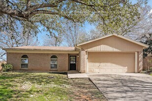 5411 Vermillion Trail in Arlington, TX - Building Photo