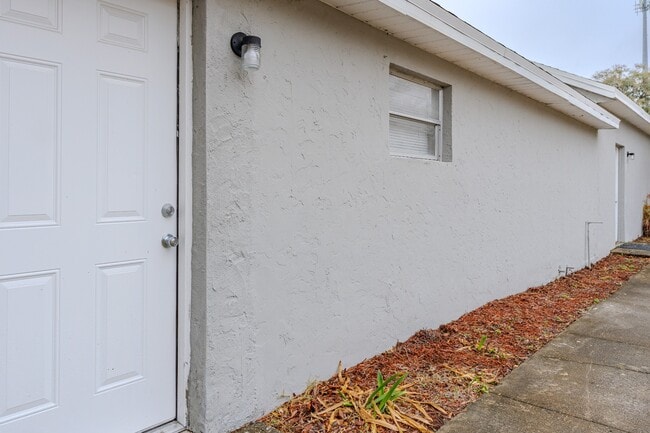 129 W Church St in Oak Hill, FL - Foto de edificio - Building Photo