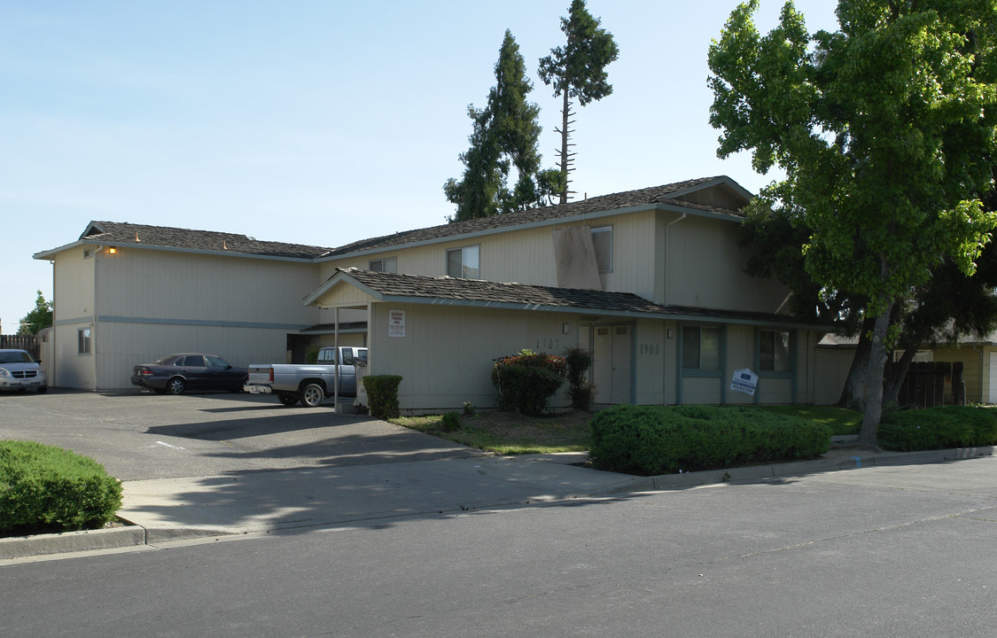 1903 Shadow Brook Dr in Merced, CA - Building Photo