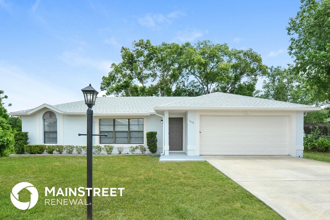 1679 April Ave in Deltona, FL - Foto de edificio