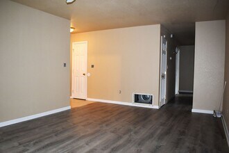 6595 Hitchcock Way in Sacramento, CA - Building Photo - Building Photo