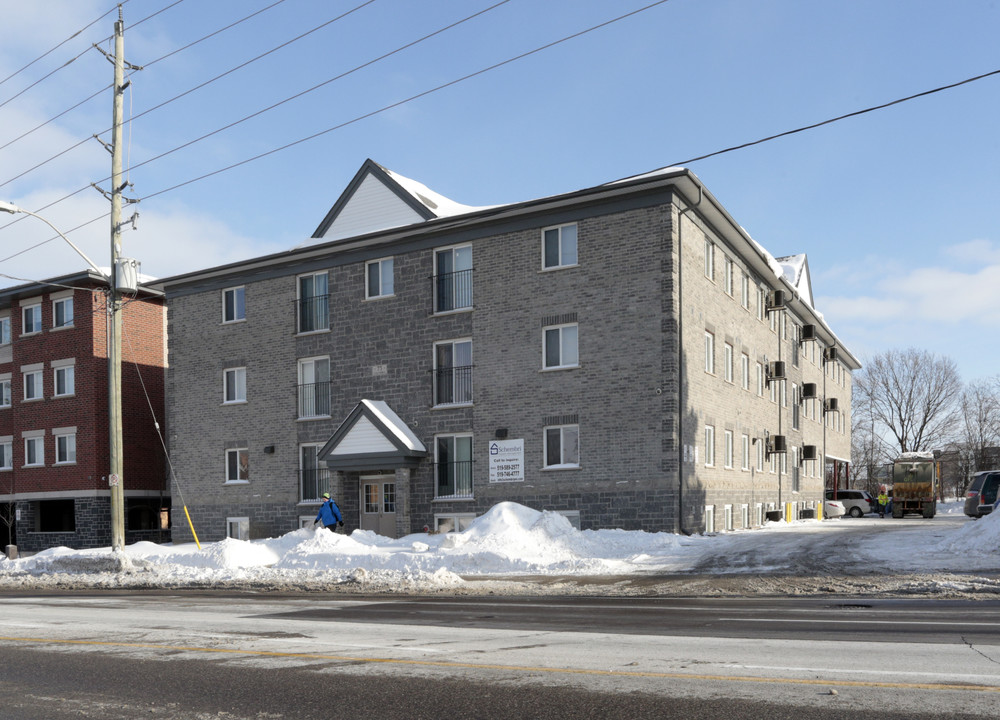 75 Columbia St W in Waterloo, ON - Building Photo