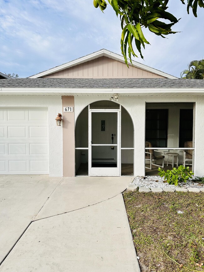 671 94th Ave N in Naples, FL - Foto de edificio - Building Photo