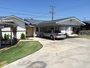 10024 Greenacres Dr in Bakersfield, CA - Foto de edificio - Building Photo