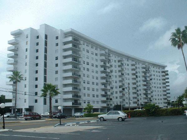 Ocean View Towers in Hallandale Beach, FL - Foto de edificio - Building Photo