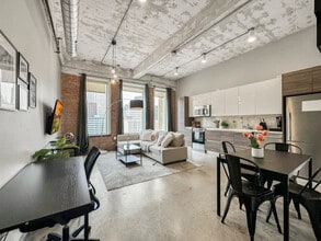 555 Evergreen St in Dallas, TX - Foto de edificio - Building Photo