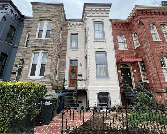 property at 903 C St NE