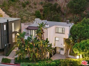 9315 Lloydcrest Dr in Beverly Hills, CA - Building Photo - Building Photo