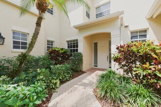 658 Vintage Reserve Cir, Unit 7B in Naples, FL - Foto de edificio - Building Photo