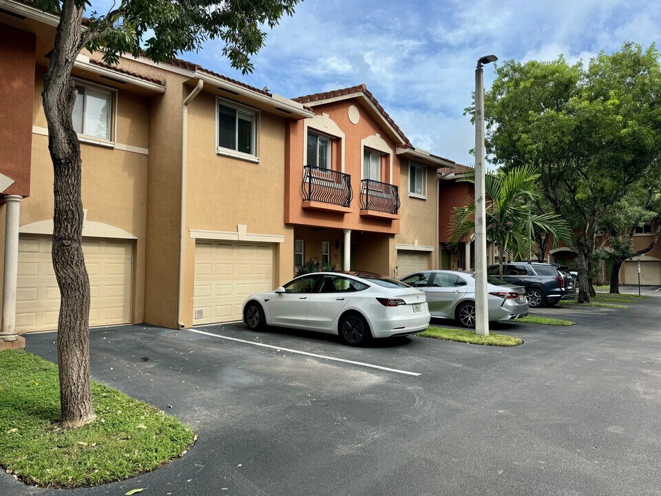 35 SE 3rd Ave in Hallandale Beach, FL - Foto de edificio