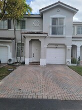 11218 NW 56th St in Doral, FL - Foto de edificio - Building Photo