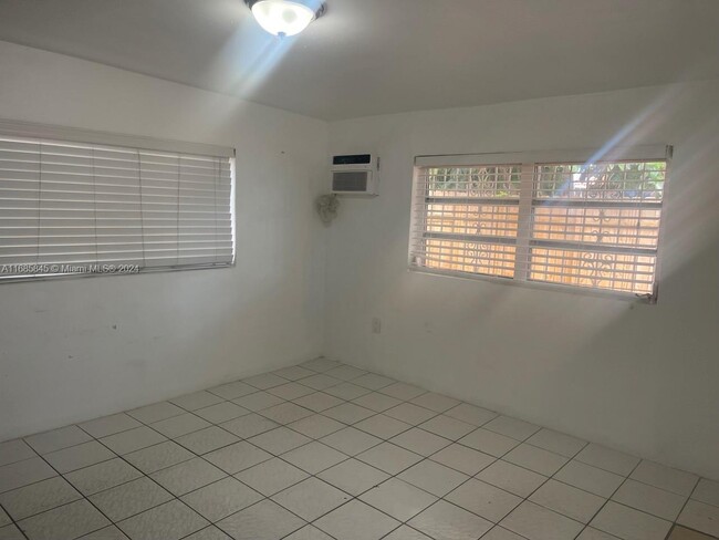 935 NW 24th Ct-Unit -B in Miami, FL - Foto de edificio - Building Photo