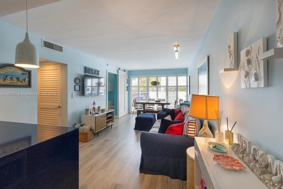 300 Sunrise Dr in Key Biscayne, FL - Building Photo