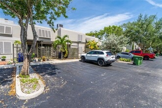 1424 NW 113th Way in Pembroke Pines, FL - Building Photo - Building Photo