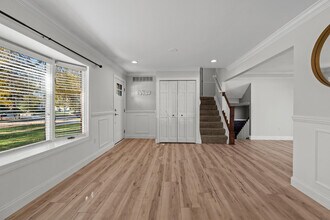 230 Selkirk St in Canton Township, MI - Foto de edificio - Building Photo