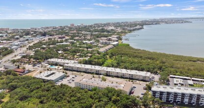 230 Columbia Dr in Cape Canaveral, FL - Foto de edificio - Building Photo