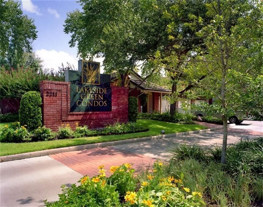 2211 S Kirkwood Rd in Houston, TX - Building Photo