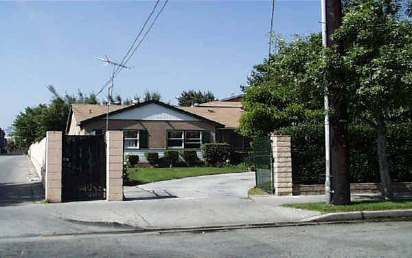 14523 Tupper St in Panorama City, CA - Foto de edificio - Building Photo