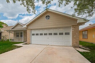 15934 Barbarossa Dr in Houston, TX - Foto de edificio - Building Photo