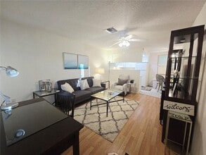 4345 Tahitian Gardens Cir in Holiday, FL - Building Photo - Building Photo