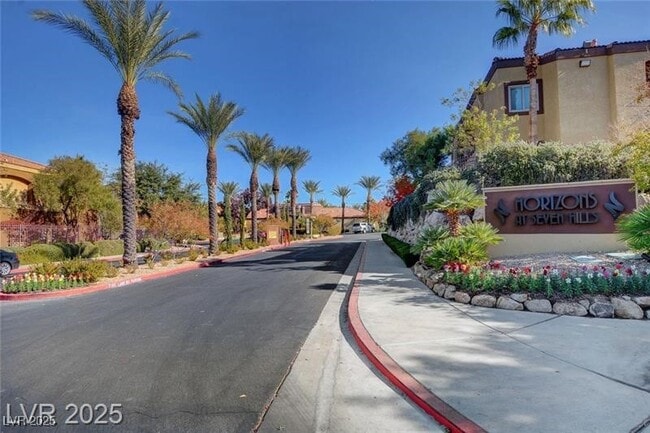 950 Seven Hills Dr in Henderson, NV - Building Photo - Building Photo
