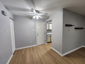 6153 W 64th Pl in Chicago, IL - Foto de edificio - Building Photo
