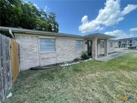 102 Milann St in Victoria, TX - Building Photo