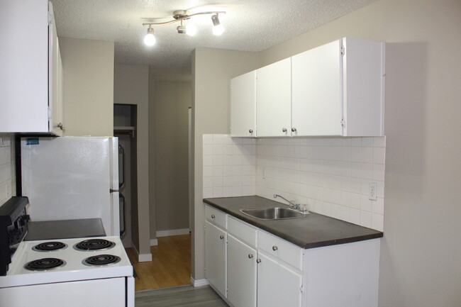 McCam 3 Apartments in Edmonton, AB - Building Photo - Building Photo