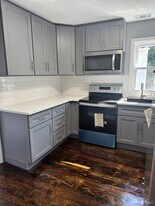 10 Bridgeport Ave in Shelton, CT - Building Photo