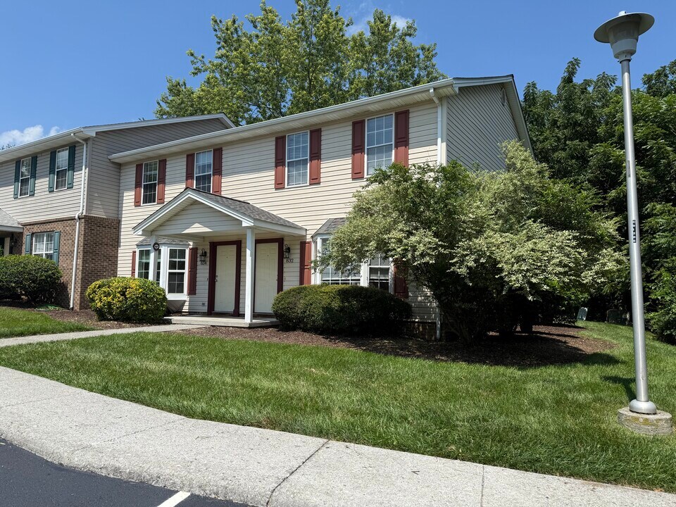 834 Patrick Henry Dr in Blacksburg, VA - Foto de edificio