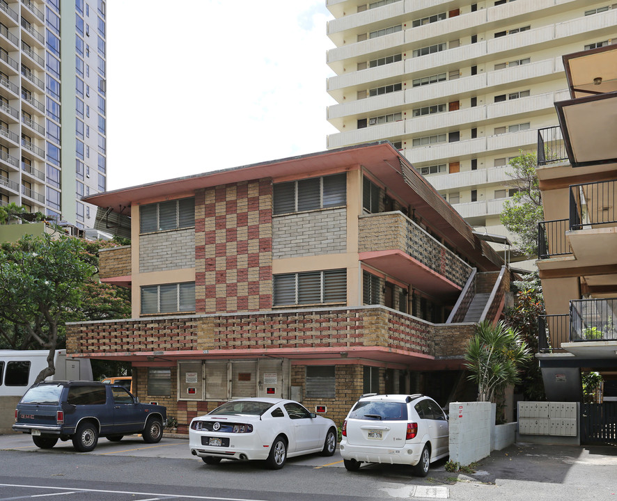 215 Paoakalani Ave in Honolulu, HI - Building Photo