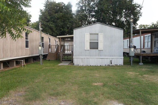 601 Clear Lake Rd in Highlands, TX - Building Photo - Building Photo