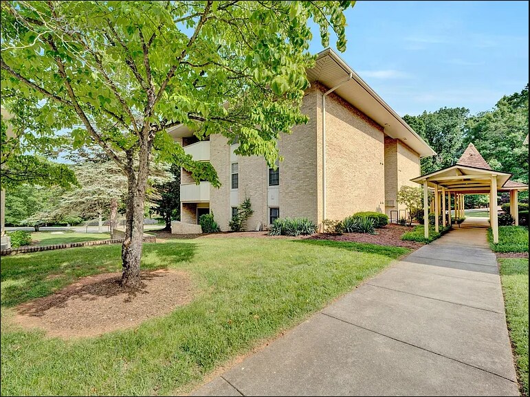 5260 Crossbow Cir, Unit 9E in Cave Spring, VA - Building Photo