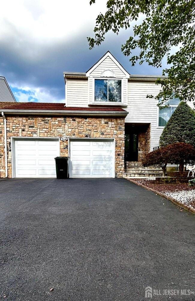 27 Kingfisher Ct