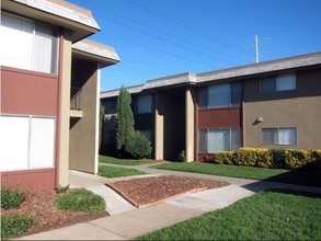 Sun Valley Apartments in Sacramento, CA - Foto de edificio - Building Photo