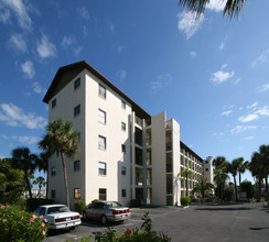 Lake Bayshore Condominiums in Bradenton, FL - Building Photo - Building Photo